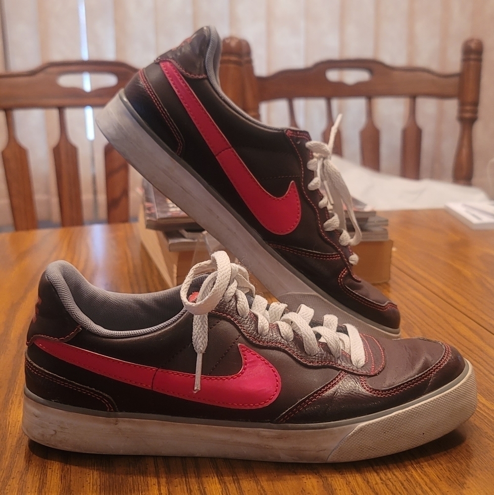 Size 8 women's sweet ace 83 sneakers.